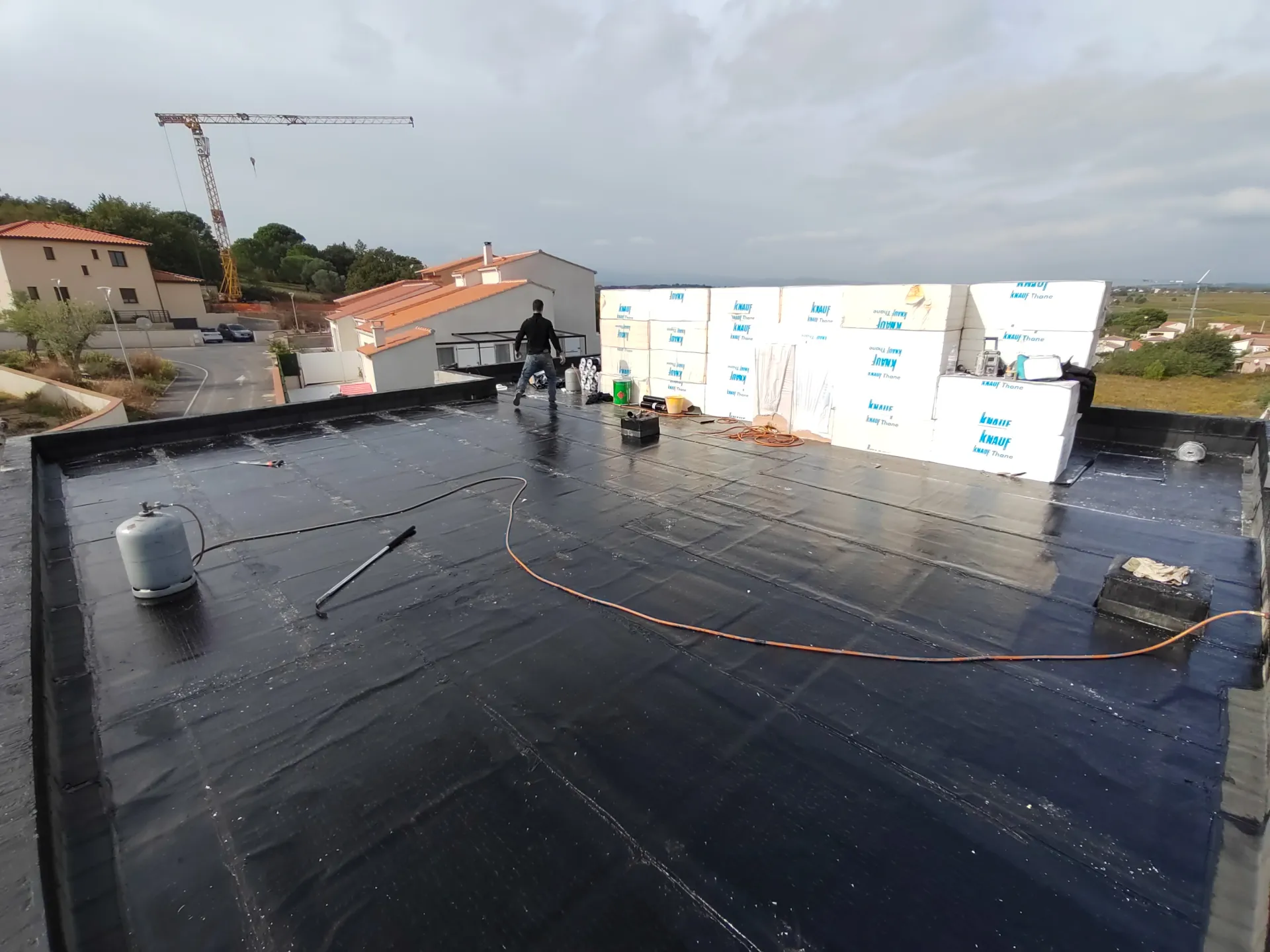 Chantier d'étanchéité sur toiture-terrasse avec membrane bitumineuse dans l'Hérault