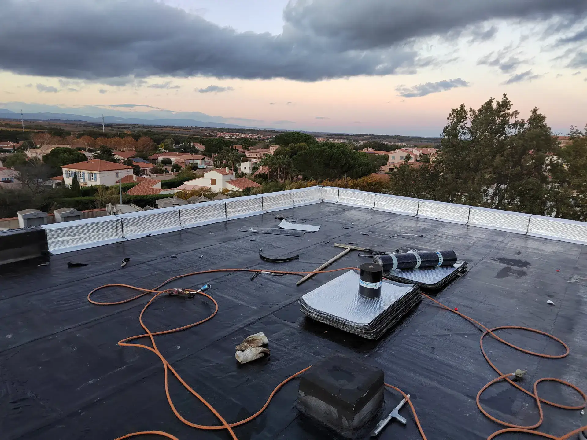 Toiture-terrasse en fin de chantier d'étanchéité dans l'Hérault — réseau d'artisans partenaires de NexaCover