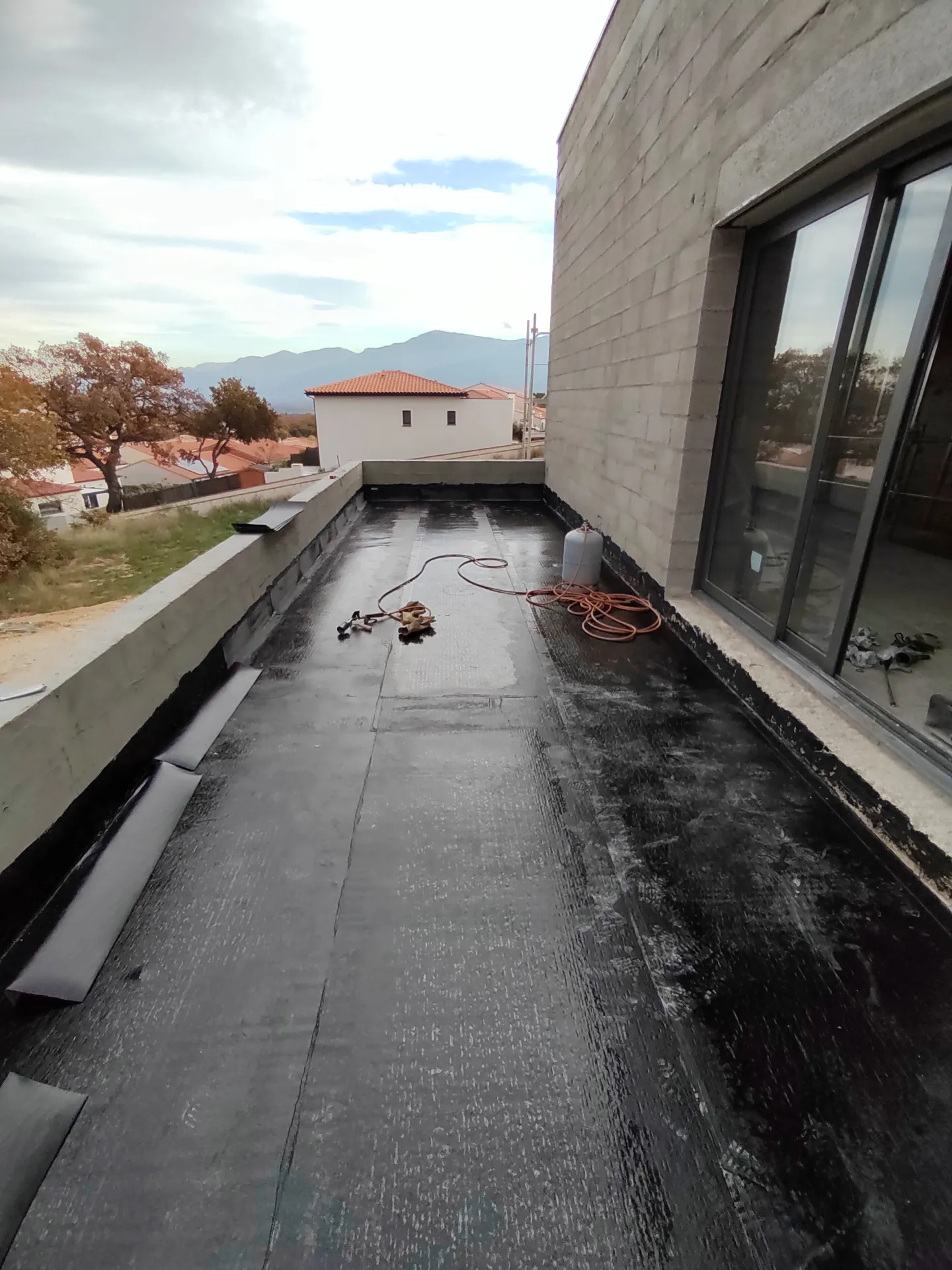 Étanchéité de terrasse d'une villa contemporaine dans l'Hérault