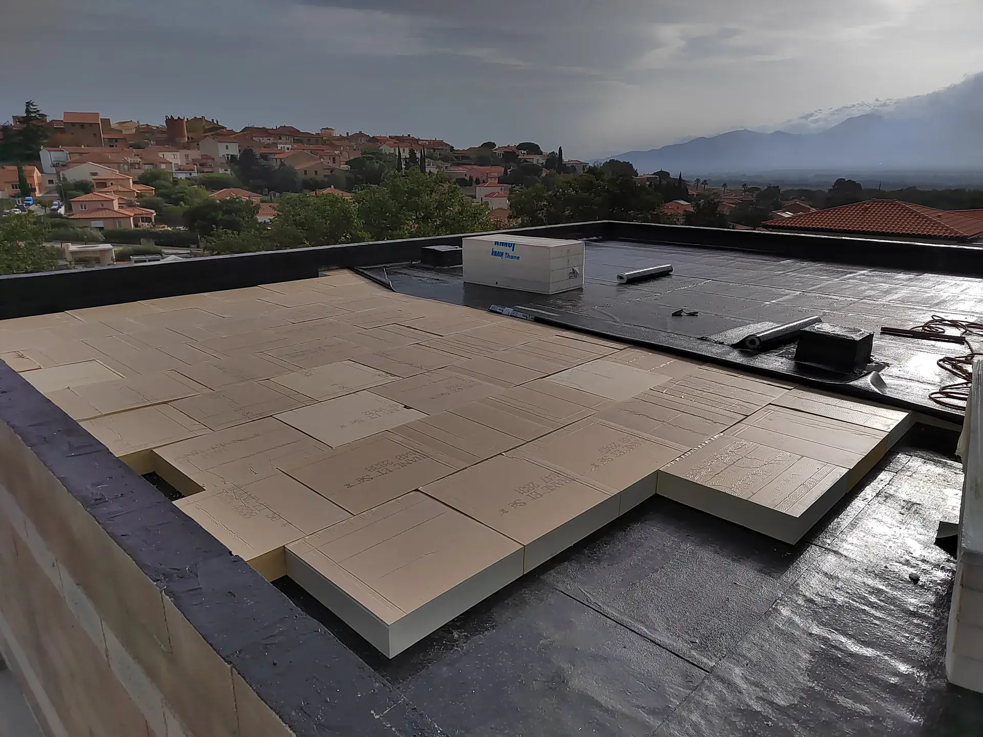 Pose de panneaux d'isolation thermique sur toiture-terrasse dans l'Hérault