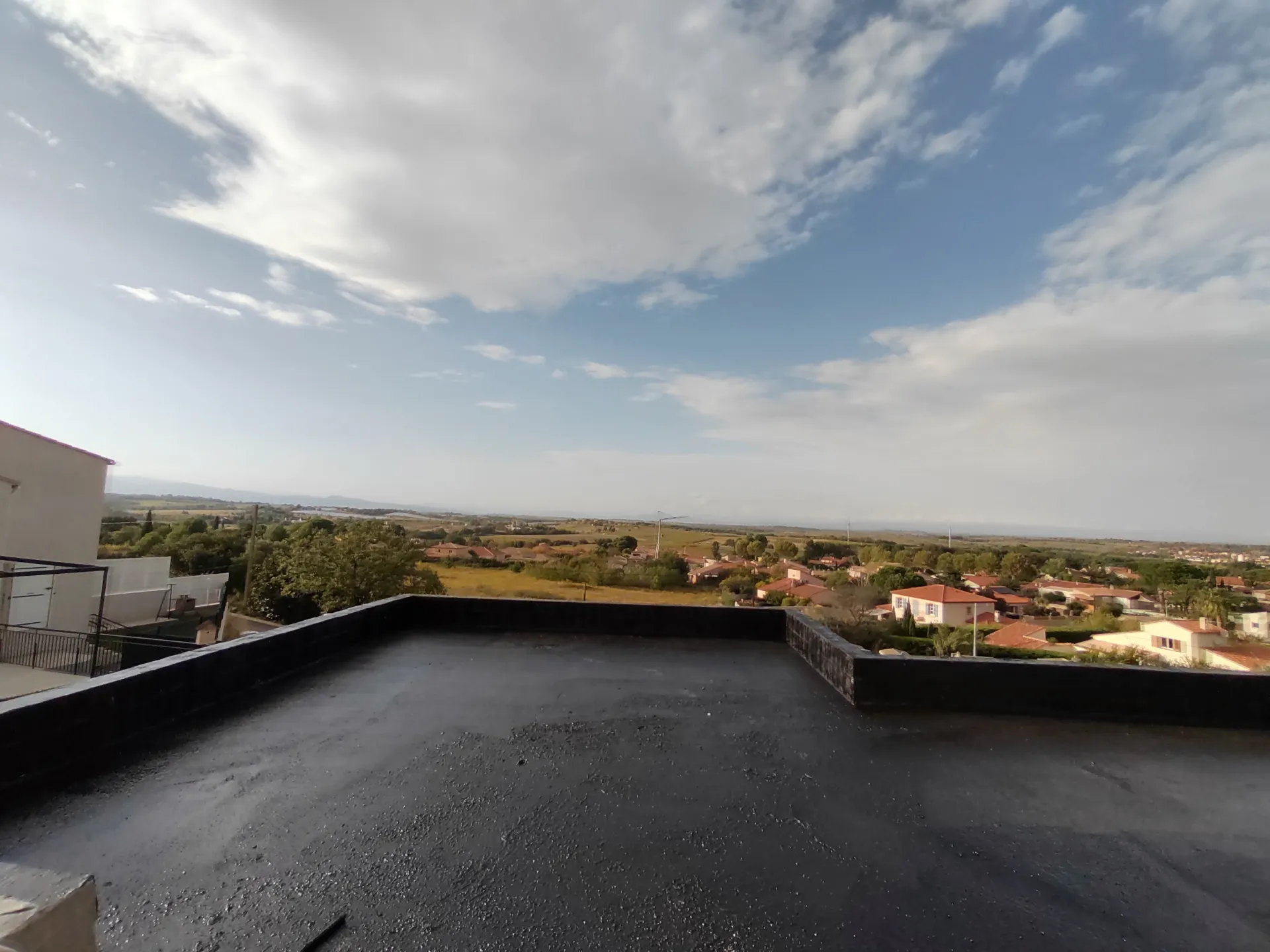 Toiture-terrasse avec étanchéité bitumineuse terminée dans l'Hérault