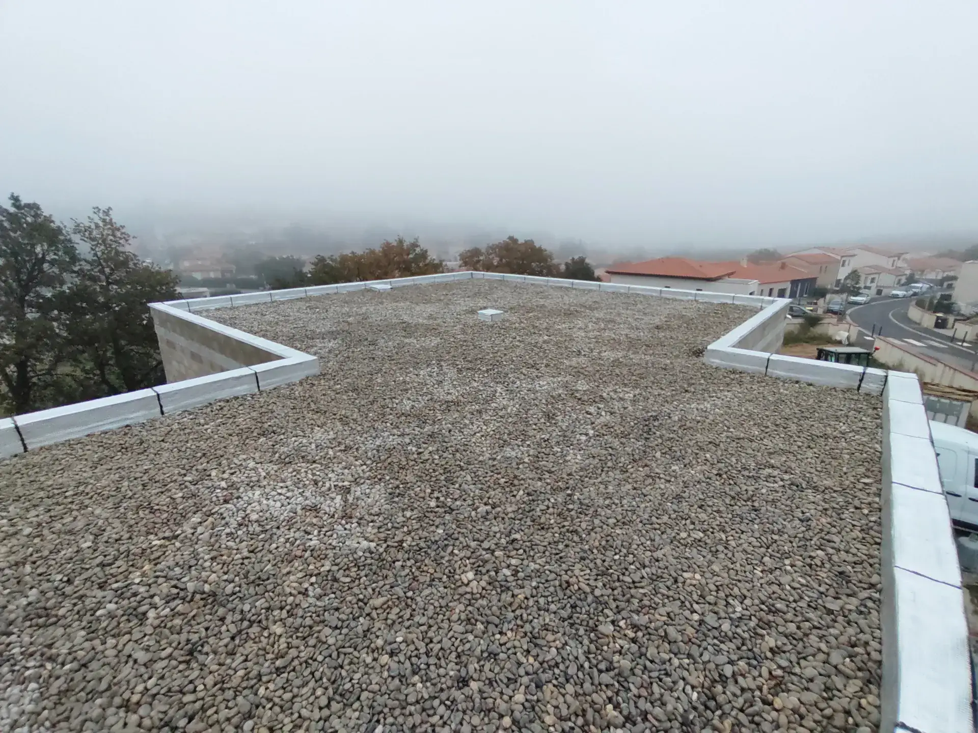 Toiture-terrasse avec protection gravillons finie — chantier d'étanchéité dans l'Hérault